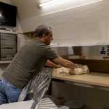 �Turisti qui ne vengono tanti - chiarisce Maria -, per� la pizzeria � rimasta quella di sempre, perch� mio marito Mauro vuole rimanere fedele alla storia. La sua famiglia aveva, e ha tutt�ora, un forno centenario: sono panificatori da generazioni�